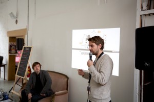 Martijn Crama tijdens het management panel op Making Your Band 2012